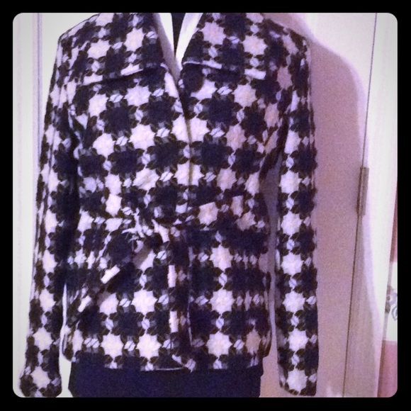 BEAUTIFUL SHORT BLACK/CREAM/BROWN JACKET W/ BELT - Picture 3 of 4